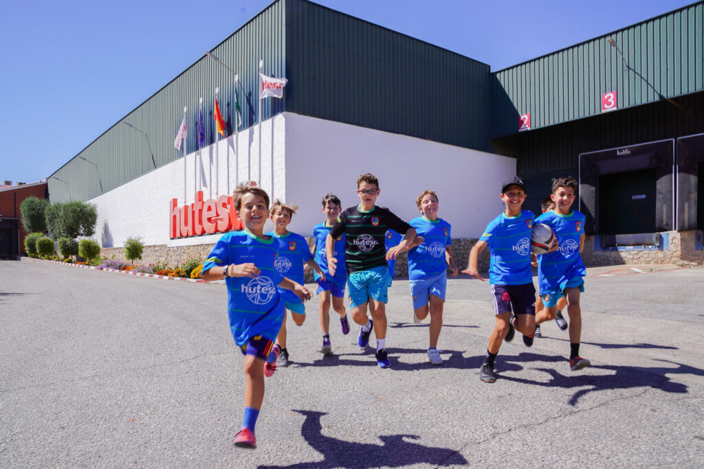 Equipo de futbol de Fuente de Piedra en las instalaciones de Hutesa